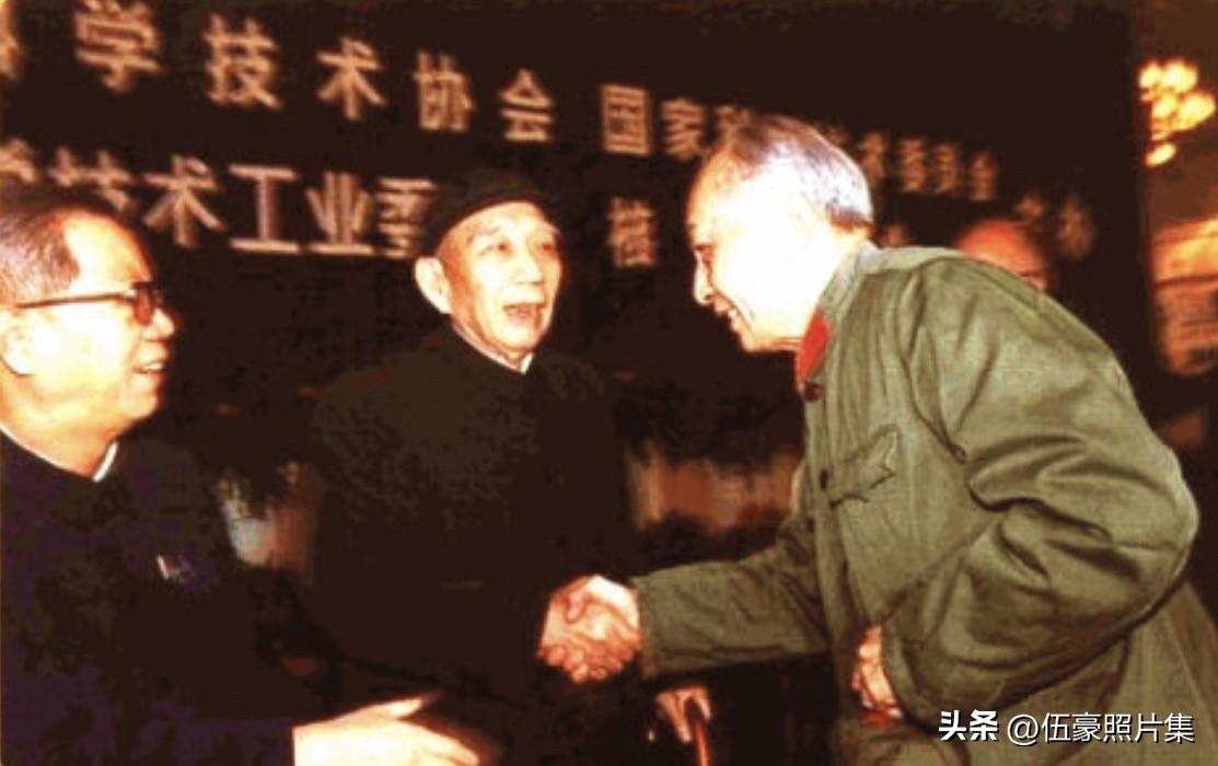 1982年，朱光亚和王震亲切握手交谈的场景，左一为方毅，当时他们共同参观核科技成