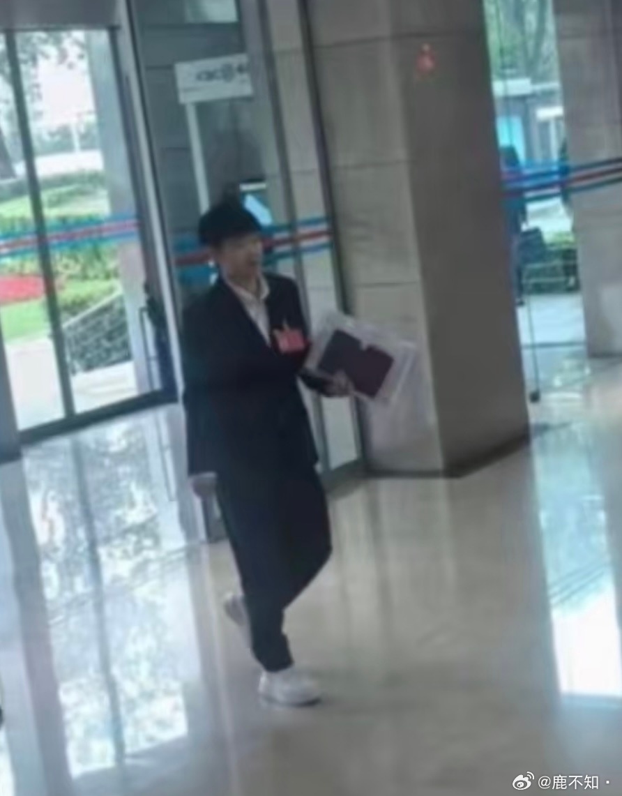 这个图看起来就是像是莎莎如果没打冰棒球就是这样的生活，我只能和她擦肩而过看她行色