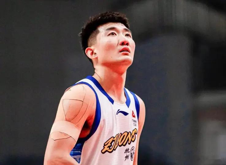 广厦半场落后上海6分：洛夫顿肩膀受伤 古德温18+7孙铭徽4失误北京时间5月26