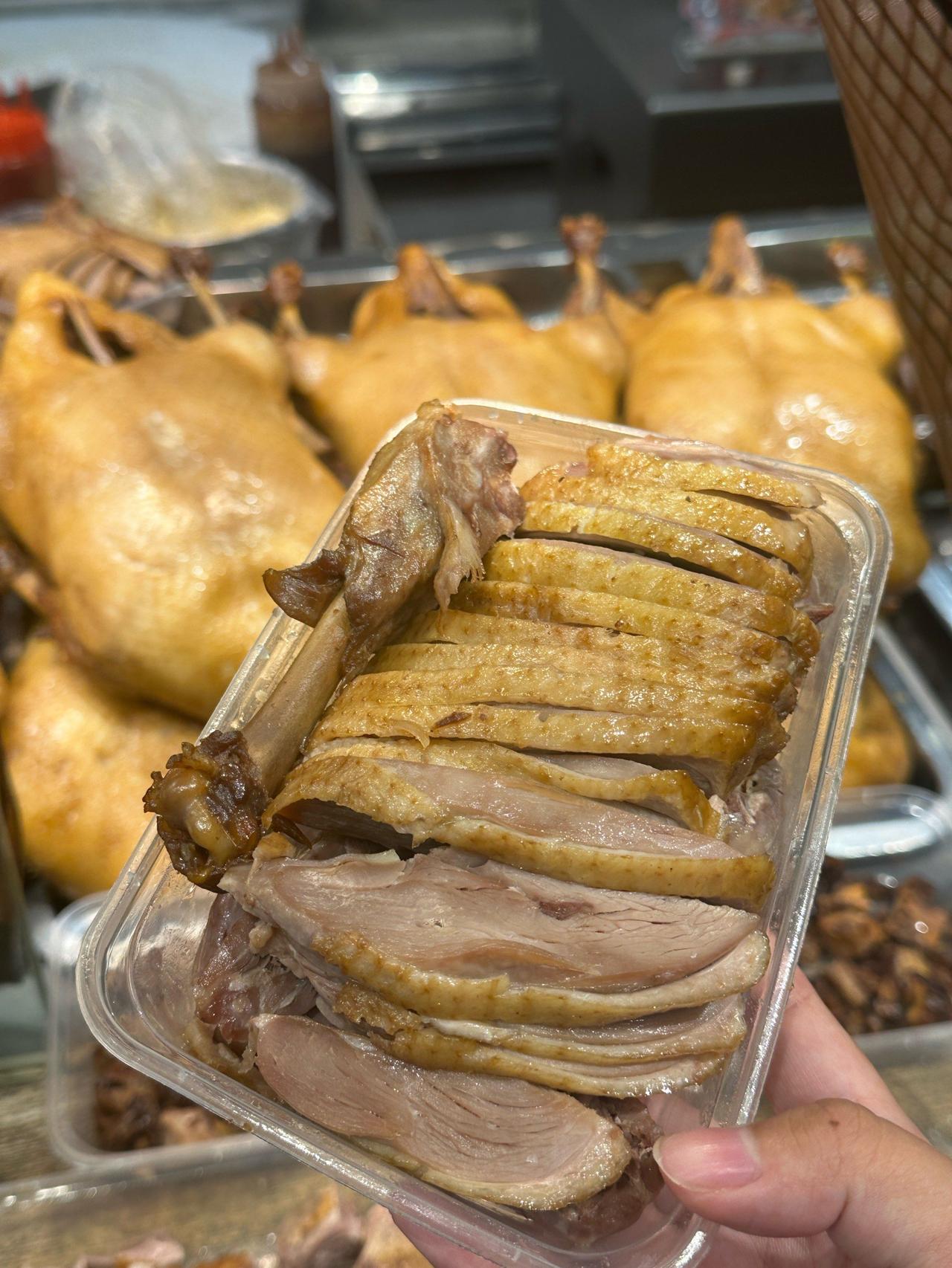 南京盐水鸭攻略🦆来南京必带的特产攻略！
南京的灵魂美食真的是盐水鸭（咸水鸭），