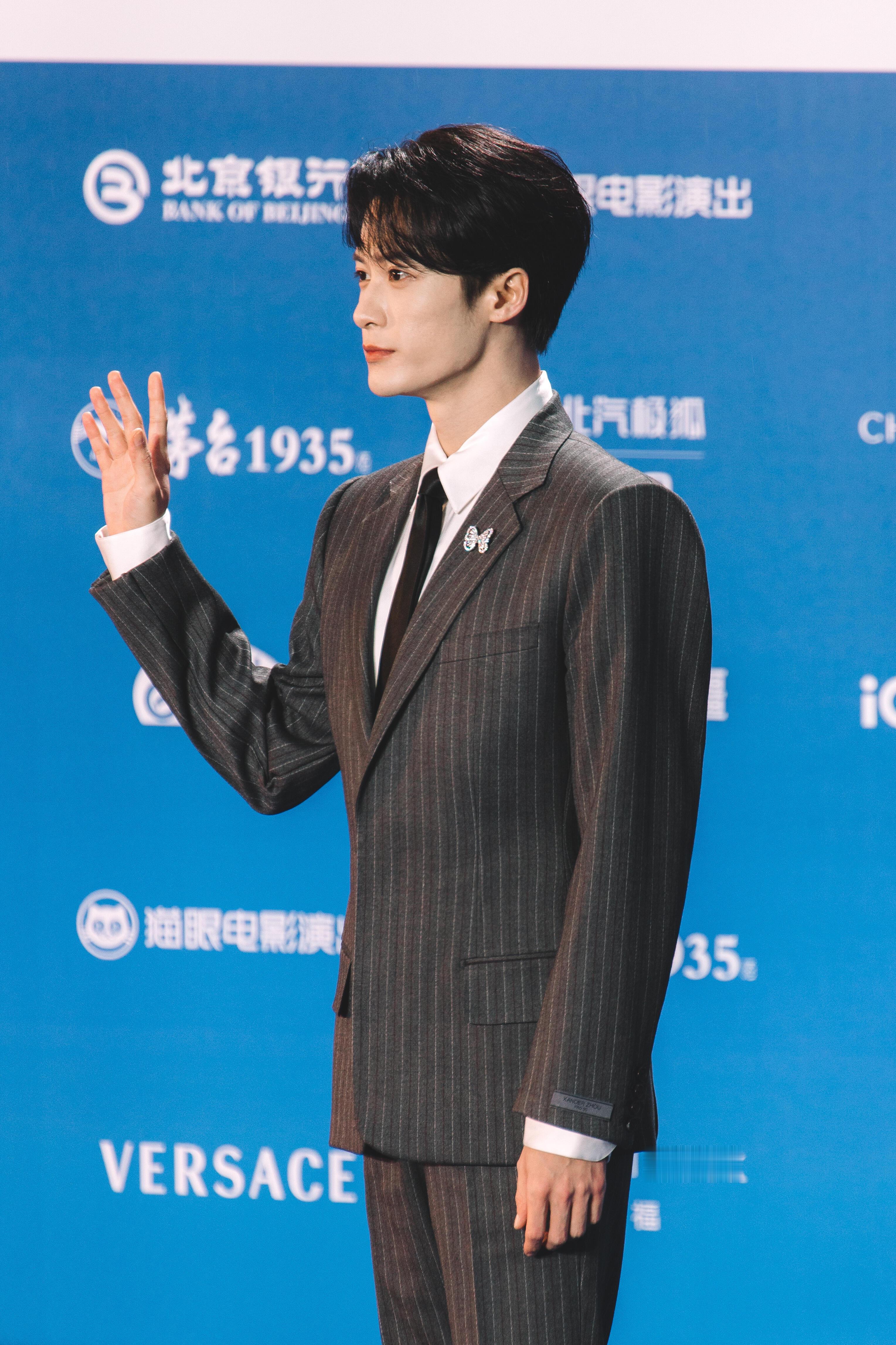 记者拍的檀健次，夸奖帅呆，全部人都在等着拍。大明星真的火