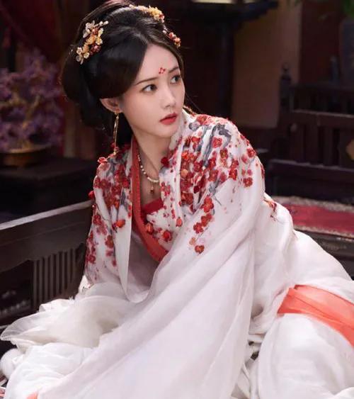 一直以为李一桐适合演仙女，没想到《书卷一梦》里她这么“癫”。她一人分饰两角，将社