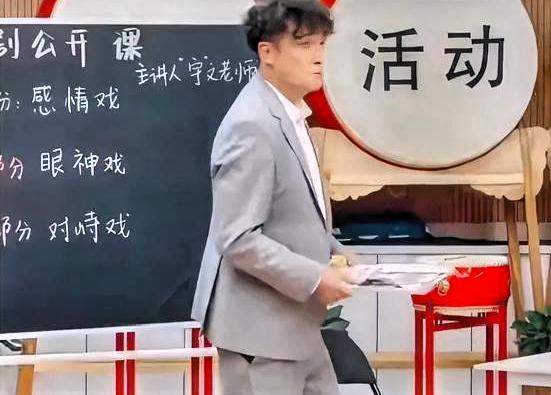 吴镇宇把空杯子举到嘴边那一刻，丞磊还不知道自己“斯文败类”的帽子摘不掉了。

《