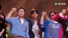 就要朋友就要快乐脱友们接力演唱 接力合唱尽显脱友之间的默契，大家接续演唱、歌声相