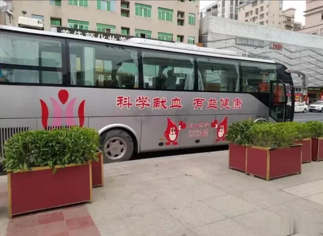 有个朋友说：过去献血光荣，是一种精神。因为大家享受着免费医疗，献血就是回馈社会，