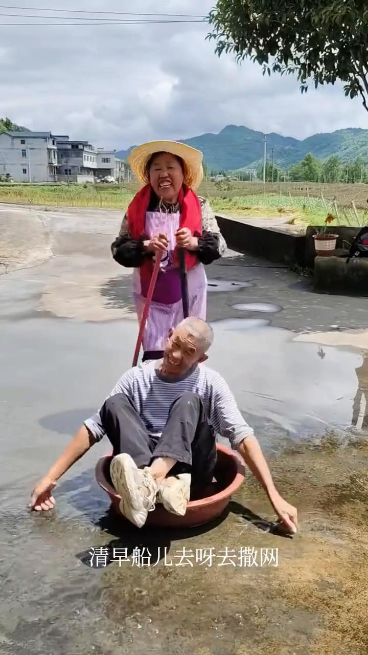洪湖水呀浪呀嘛浪打浪，洪湖岸边是呀嘛是家乡。清早船儿去呀去撒网，晚上回来鱼鱼满舱