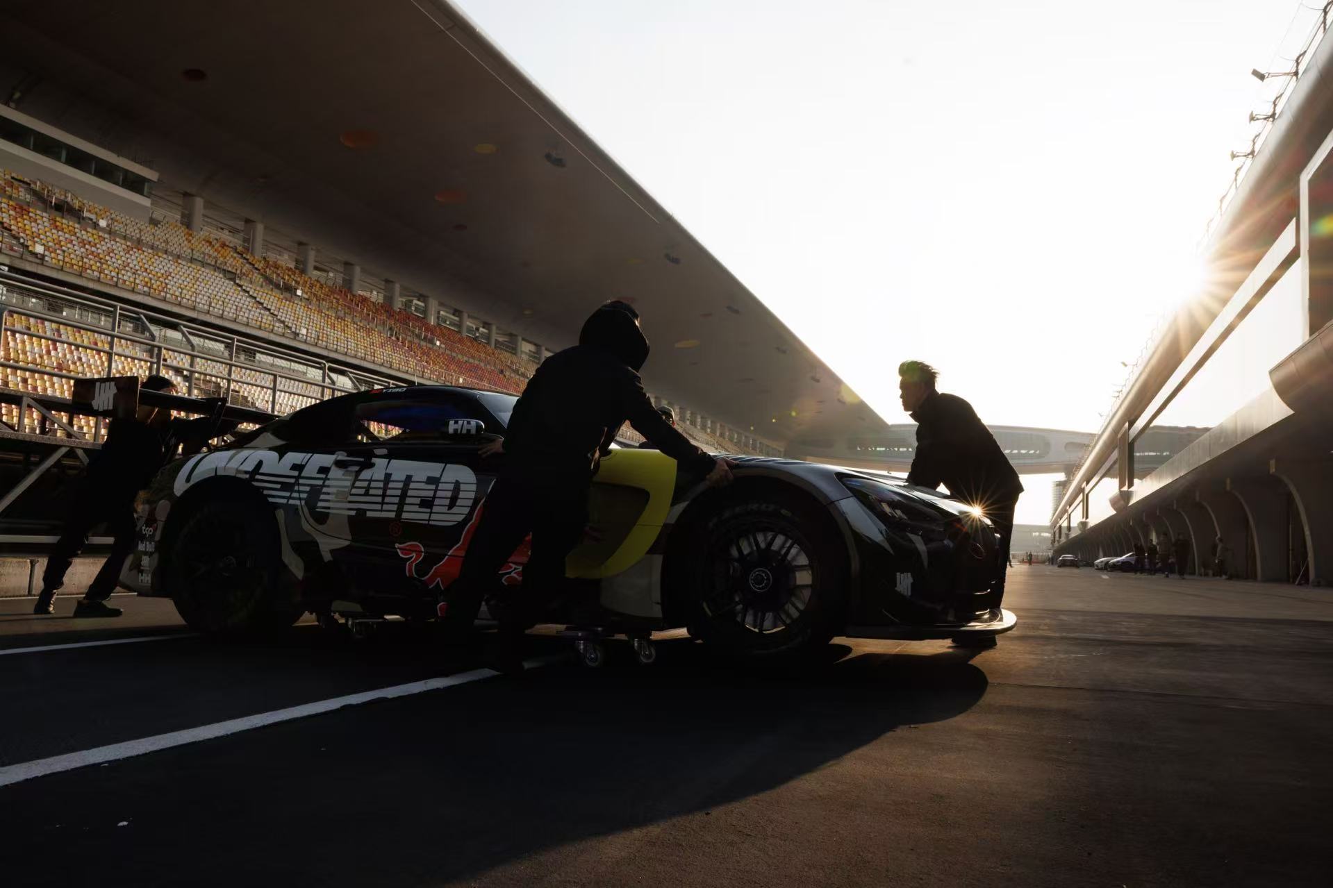 undefeatedUNDEFEATEDUNDEFEATED官方赞助赛车手王一博