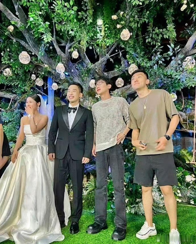 白敬亭带宋轶参加发小婚礼，穿着竟如此低调，这是为何？其实原因并不复杂。这既不是耍