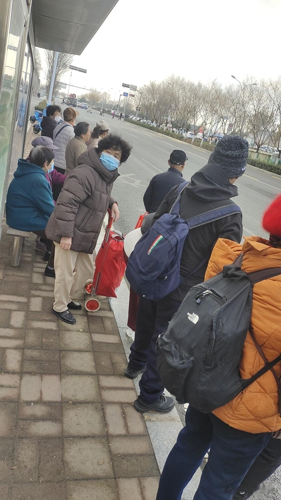 今天早上去赶历城大集，买完菜在公交站等车，看这些人都是些老人，中国的现在大集，应