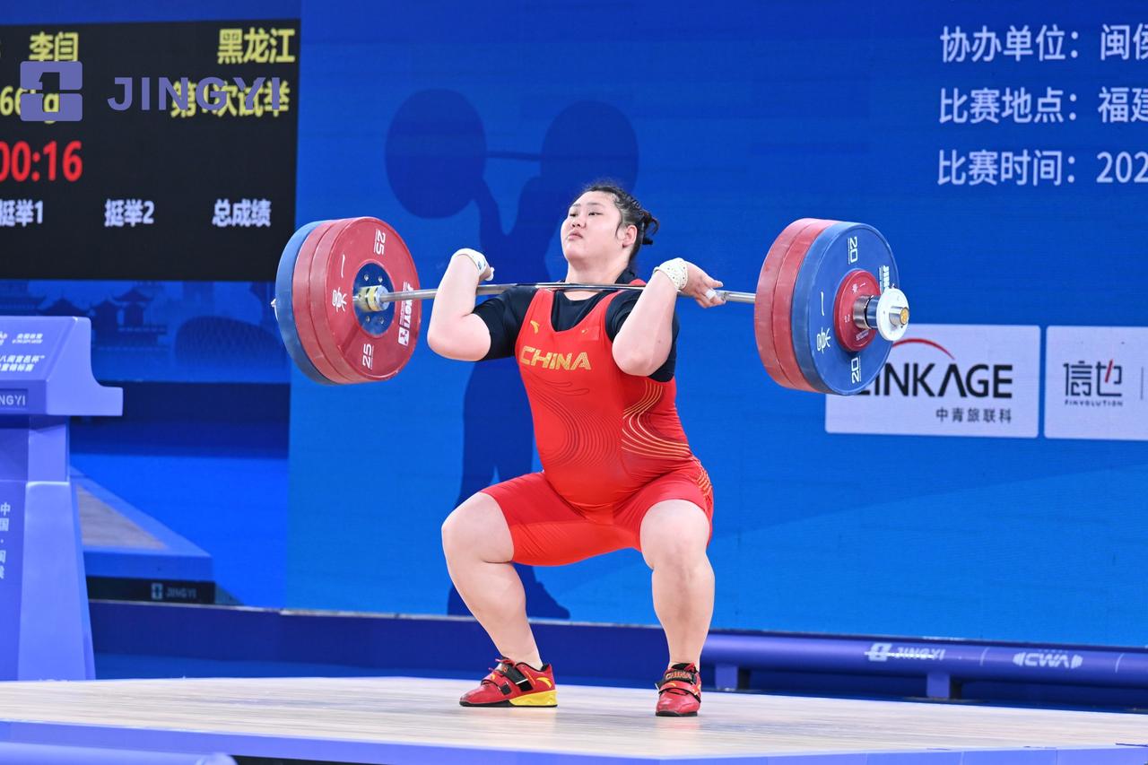 【2026年全国举重锦标赛 李闫包揽三金】4月18日晚，在2026年全国女子举重