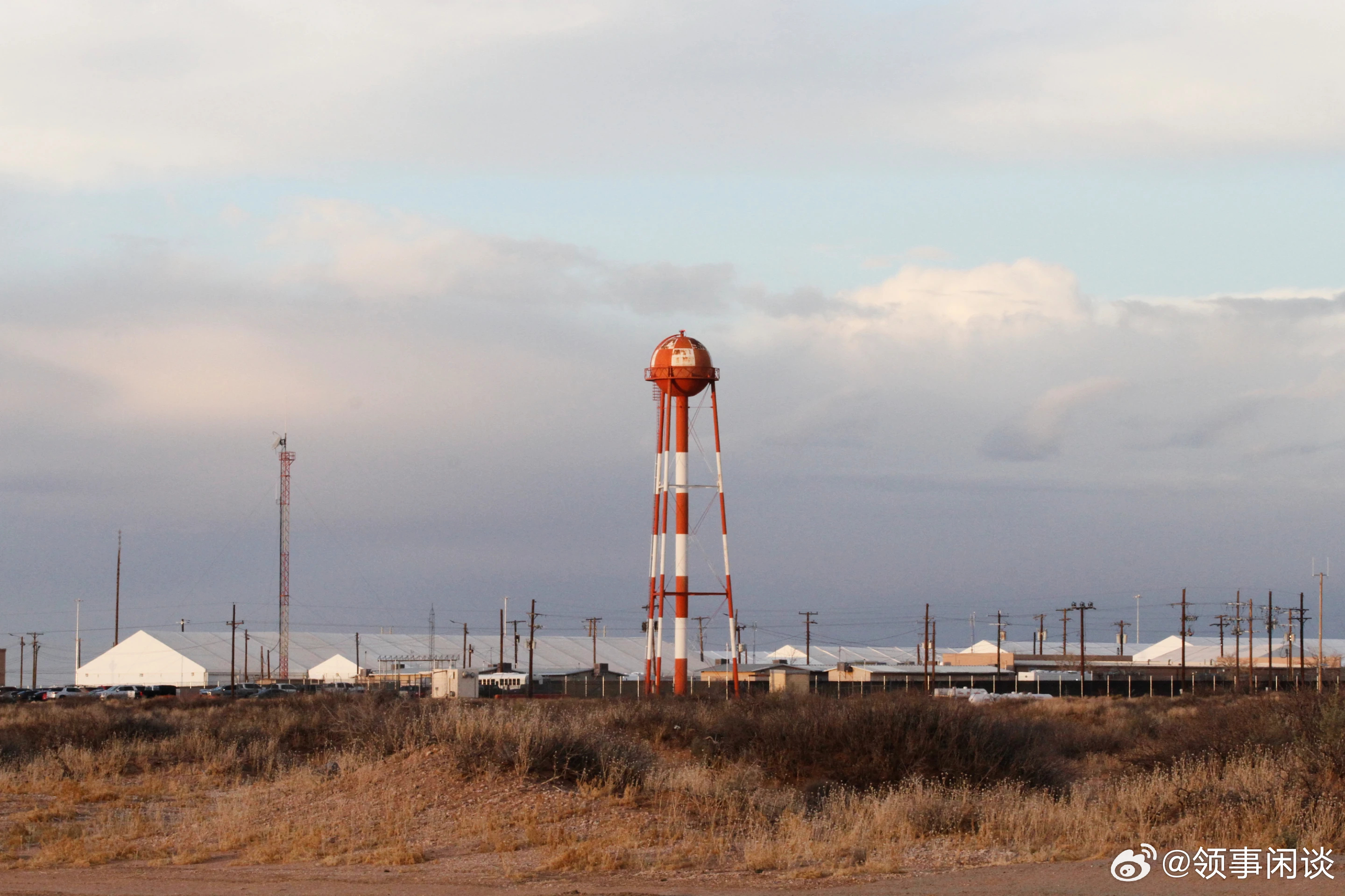 【美国一处大型移民营地存在数十项违反拘留标准的行为】（美联社）最近对全国最大的移