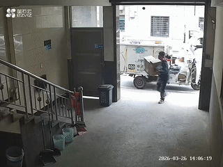 现在的小偷真是太可恶了！
竟然连别人花钱买的快递也偷？
这是监控拍下的一名男子偷