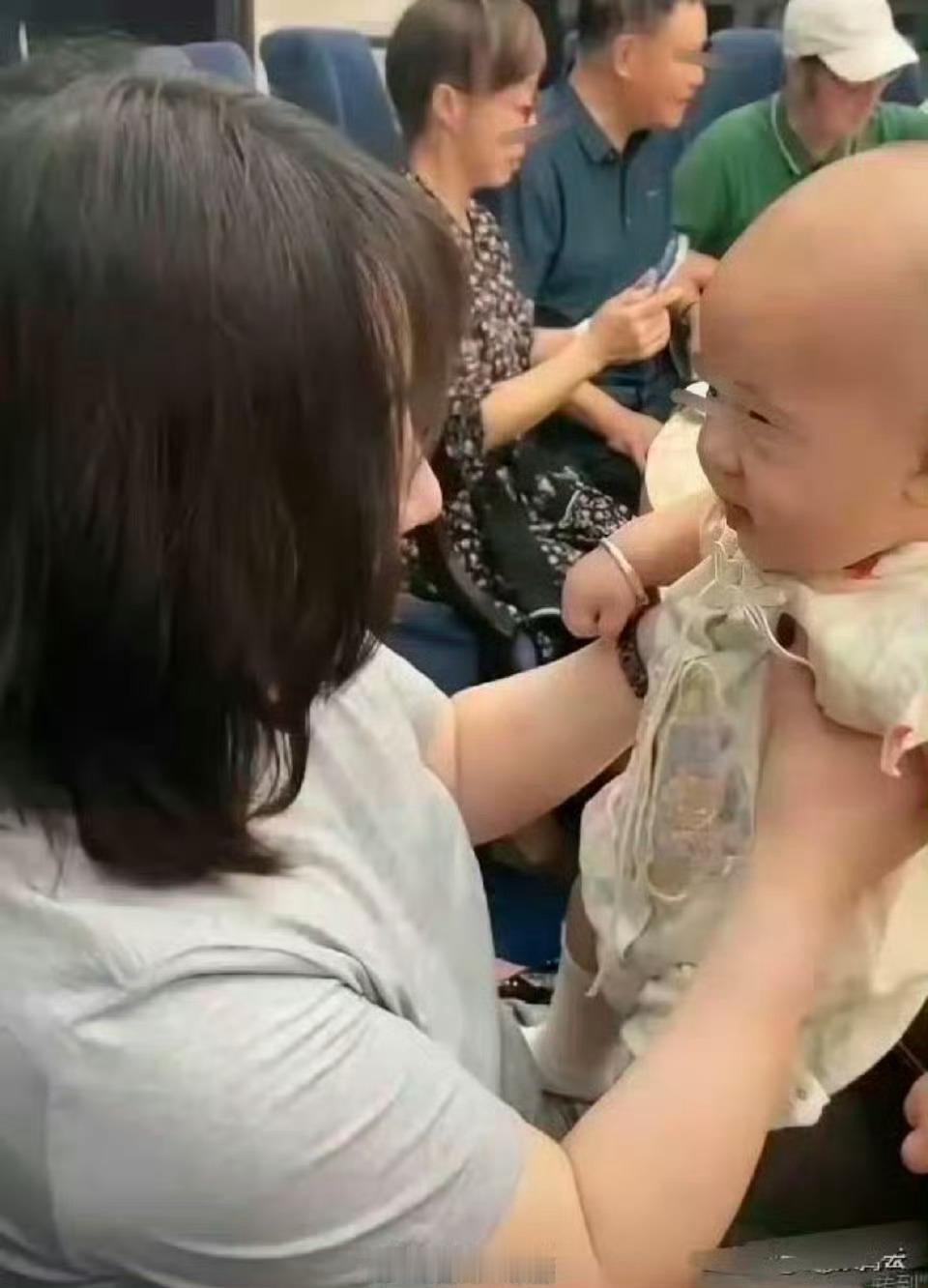 沈腾回家吃家宴，坐的那个位置直接暴露了他在亲戚眼中的地位 ​​​