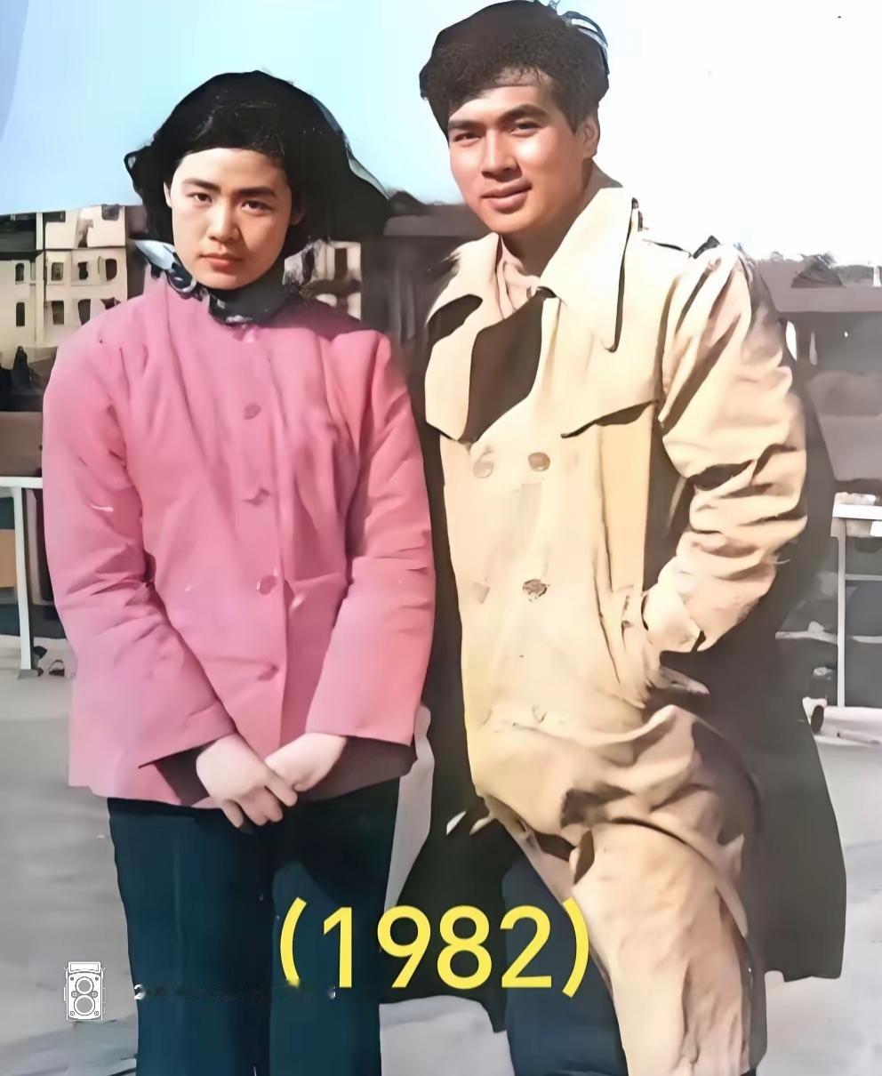 一对情侣在1982年合影。还认识这两位吗？俊男美女是多少人的偶像？当年的这部片子