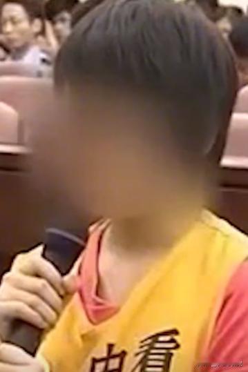 “我杀了我爸我妈，并把他们剁成饺子馅！”18岁大一女生亲手杀害养父母，分尸过程中