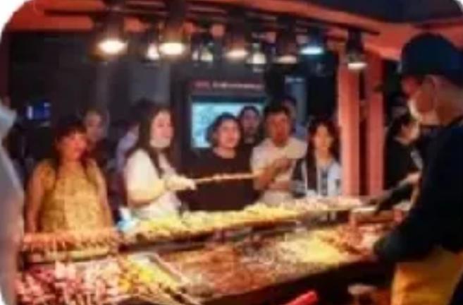 沈阳夜市18名男子点了180串炸串，喝光五瓶白酒，结账时老板追出去当场崩溃落泪。