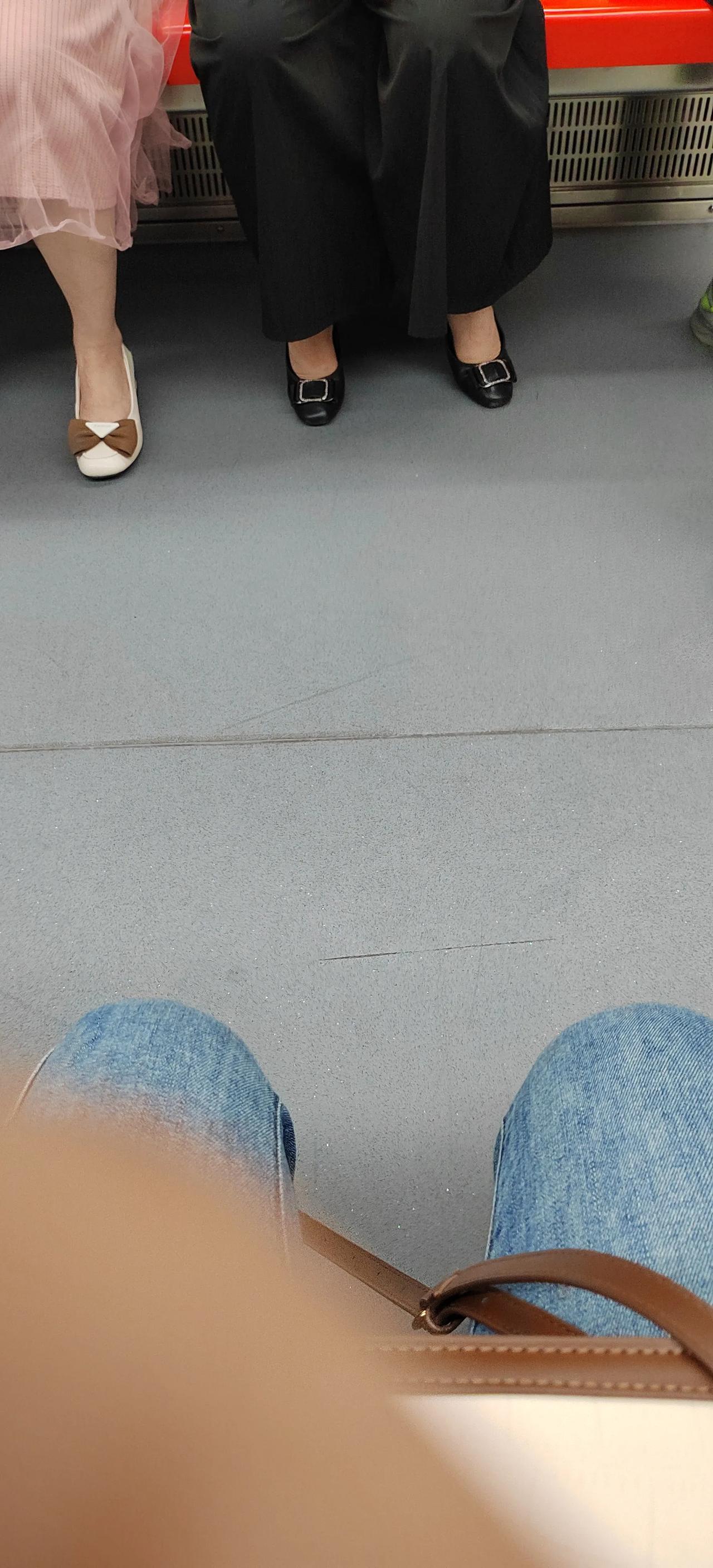  真是服的透透了，坐地铁赶上坐自己家的炕头了，自己一个人占据两个位置，都过来人了