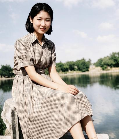 1953年，17岁的李敏刚考入北京师大一附中时，拍下了这张留影。不得不说，李敏太