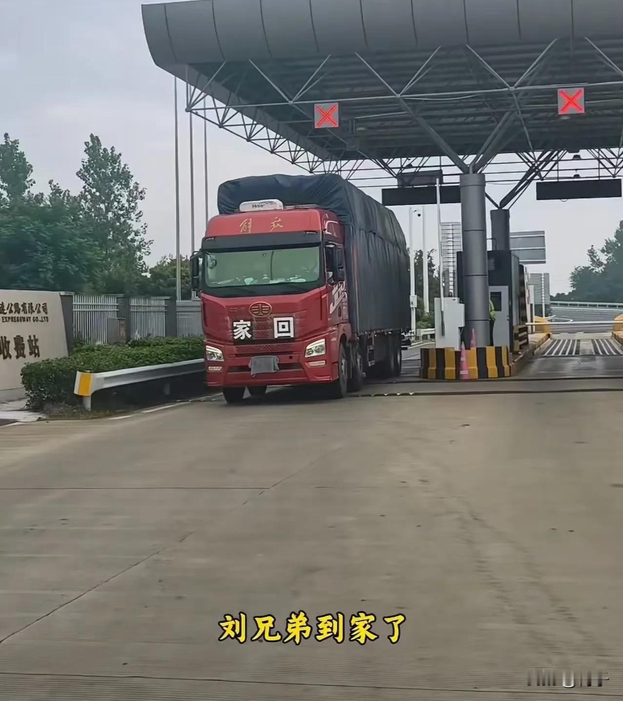 刷到这件事，我心里久久不能平静，鼻子一阵阵发酸。
 
34岁的江苏货车司机刘师傅