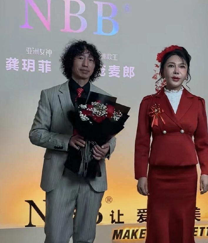 龚玥菲和庞麦郎“喜结连理”？
这简直是年度最大的黑色幽默！
我一直以为娱乐圈的炒