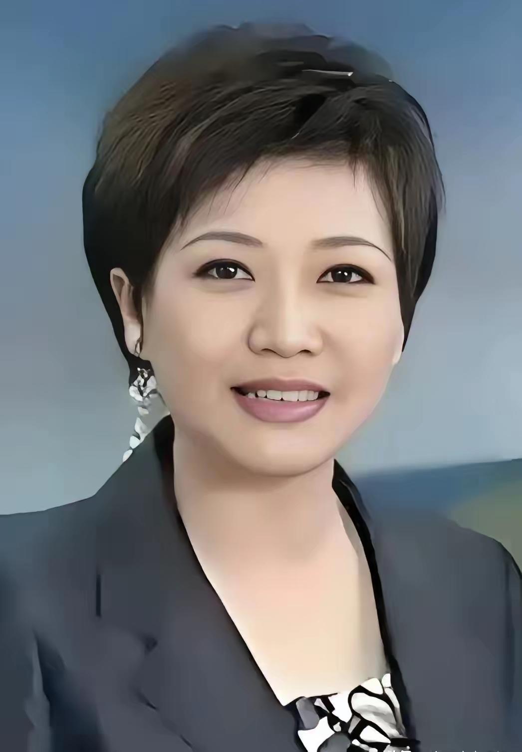 央视又出现了一位美女
你们认识她吗？
她的大眼睛炯炯有神，她的短发造型很时髦，就