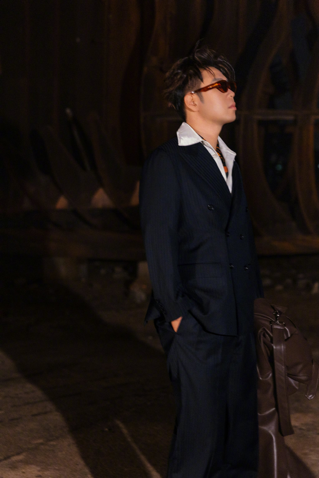 你跟我说这是杜海涛 这组图直接看呆！杜海涛一身深色西装搭配高领毛衣，肩颈线条超优