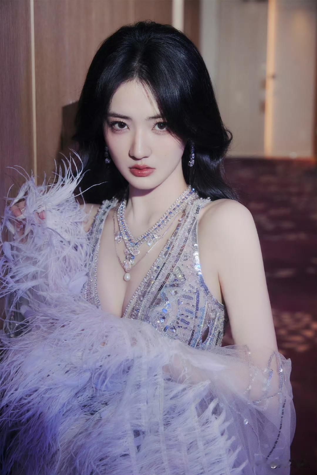 徐璐这组柔美穿搭写真简直绝了！羽毛轻纱加身，尽显曼妙婀娜的姿态，宛如从童话中走出