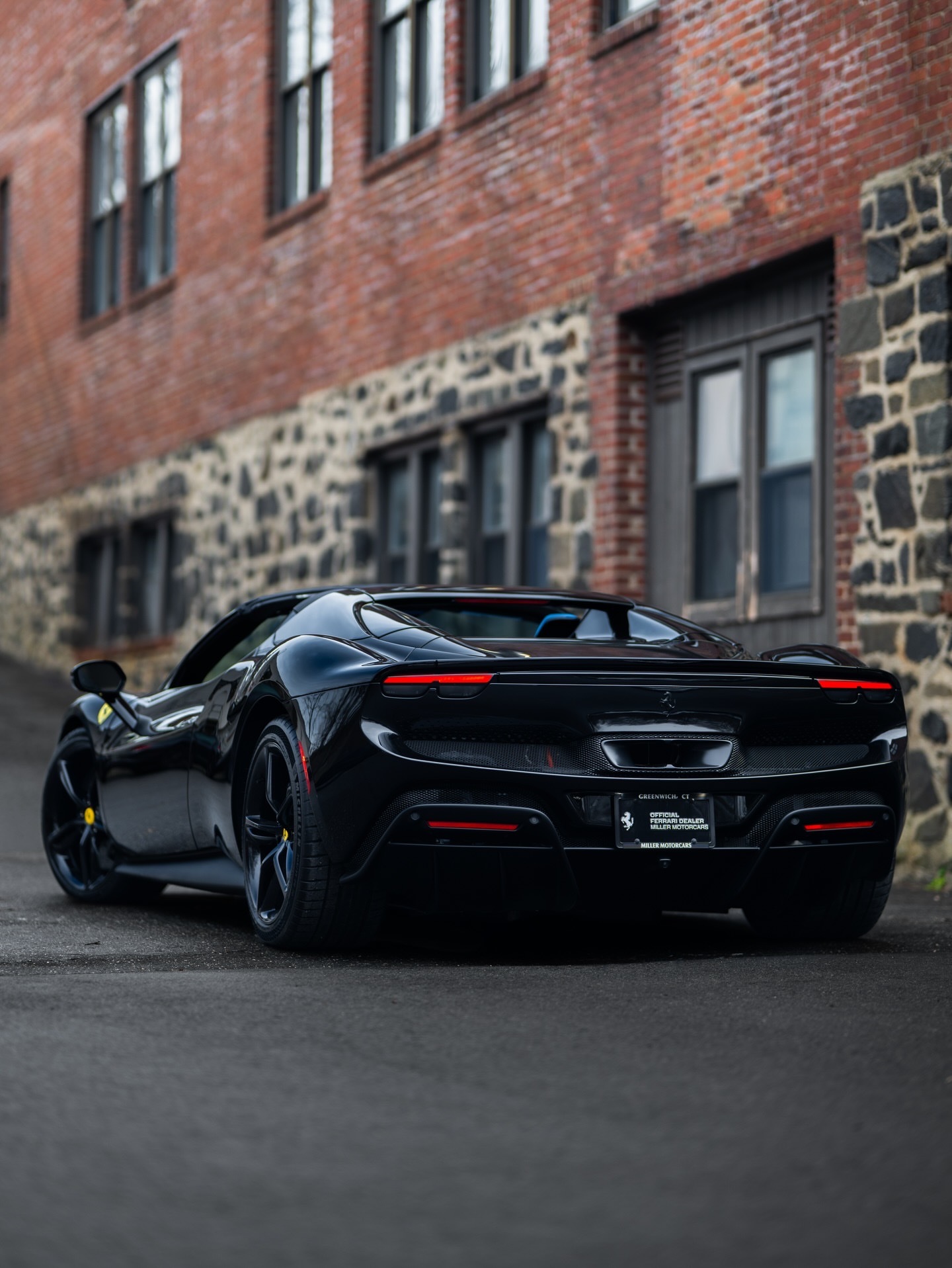 法拉利296 GTS，该车采用全黑色外观和婴儿蓝皮革内饰，296 GTS全车选用