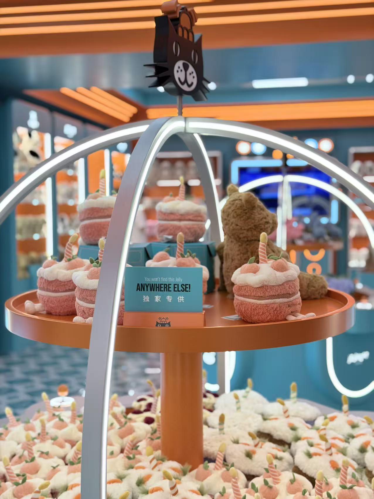 Jellycat「街机游戏厅主题店」亮相西安SKP ，作为全球独家[手指比心]主