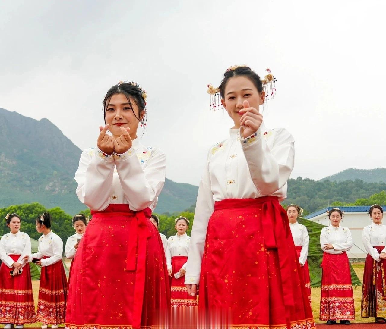 #迷彩军恋[超话]#良缘由夙缔，佳偶自天成近日，东部战区海军某团隆重举办第二届“