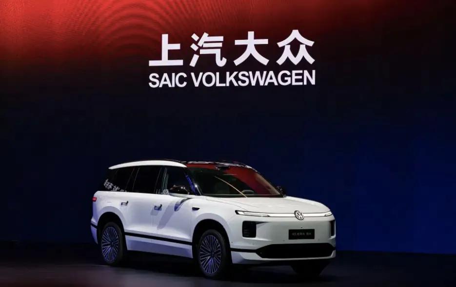 ERA 9X全球首发搭载升级版Momenta R7强化学习世界模型，这套系统通过