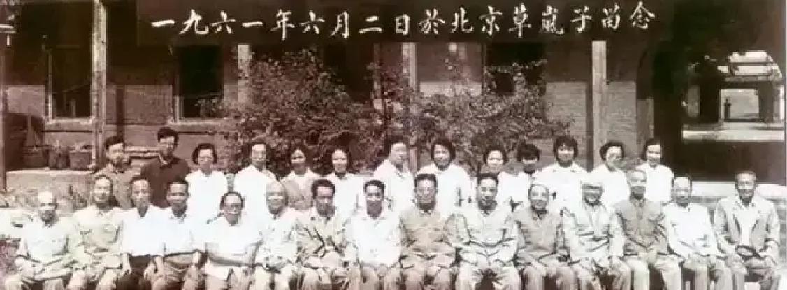 1936年，一个监狱看守班长，偷偷放走了61个共产党。14年后，这61个人里出了