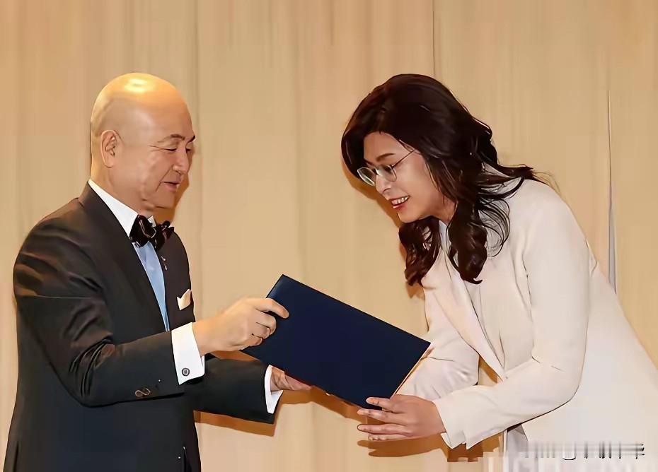 个子高不是弯腰的理由，这是国民党主席郑丽文接受日本代表捐款致谢函时的举动，犹如接