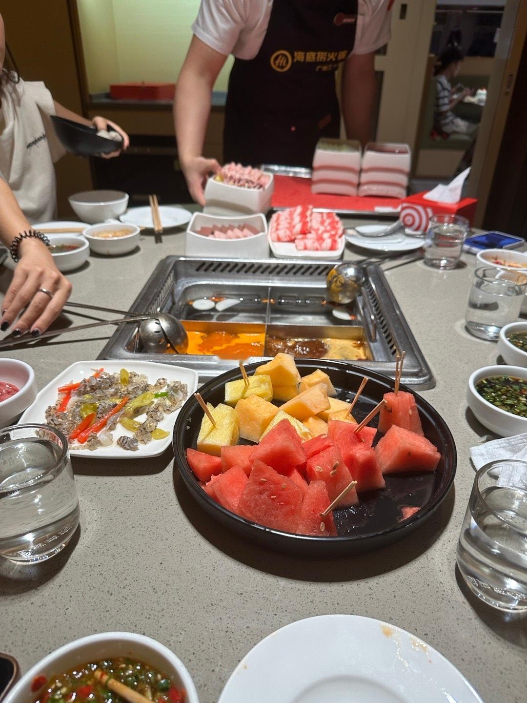 朋友们来帮我直播，下播后一起去吃海底捞。好爽。黑卡➕学生优惠6.9折，好爽妈妈。