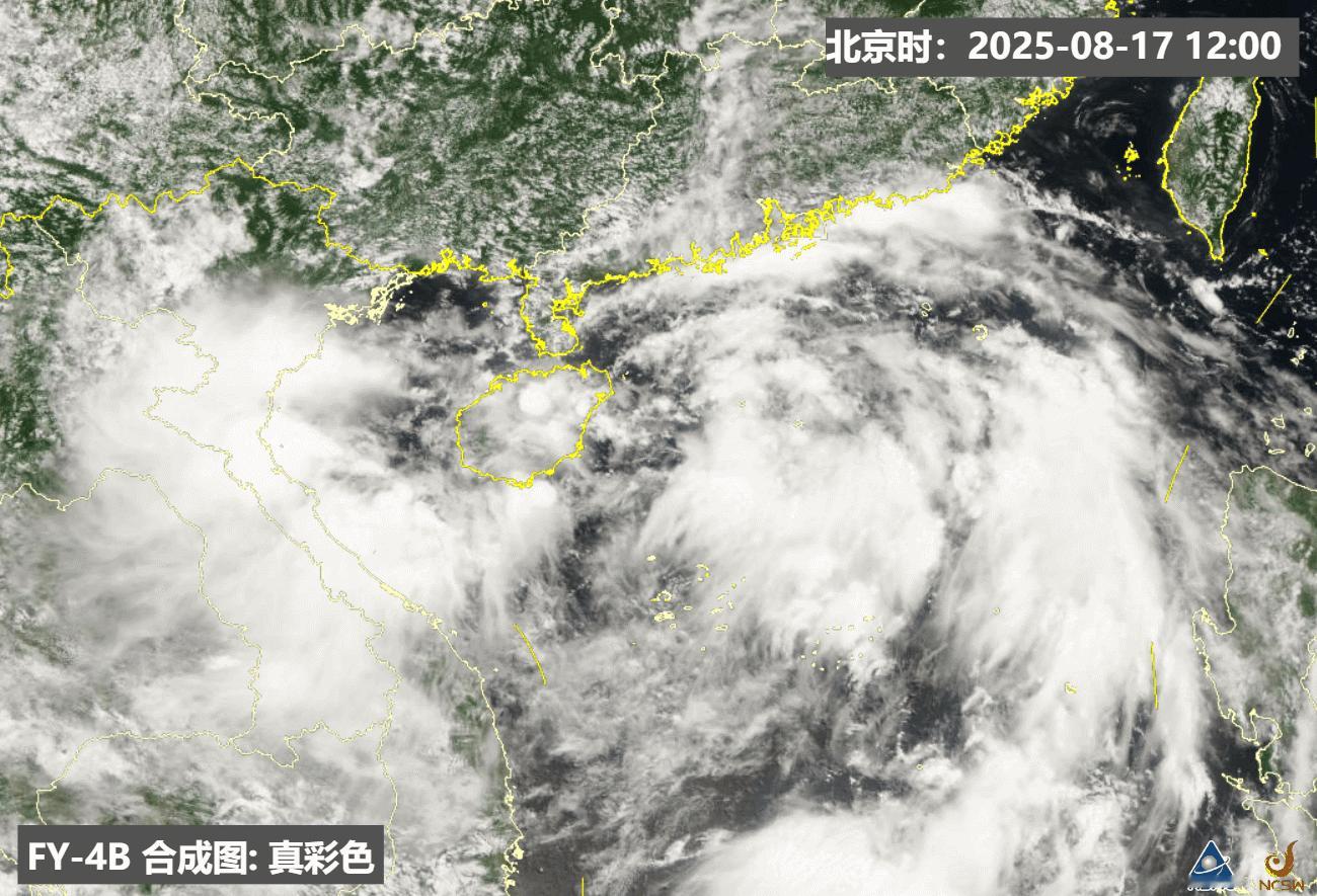 【南海热带低压】从今天云图看，南海的热带低压结构依然松散，空心化，外圈的对流相对