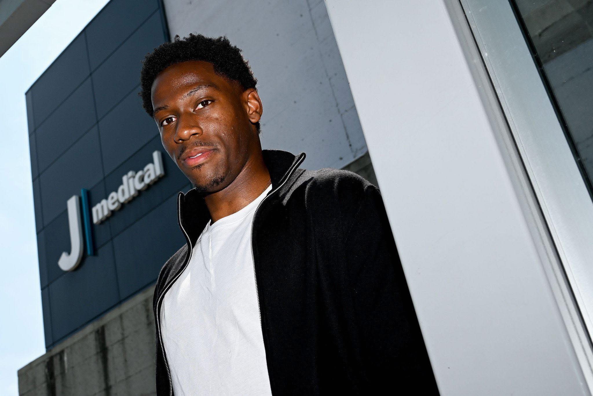 祖雲達斯教練史巴列堤回應莊拿芬達維喺球隊更衣室被孤立嘅傳聞，話隊員冇再叫佢一齊食