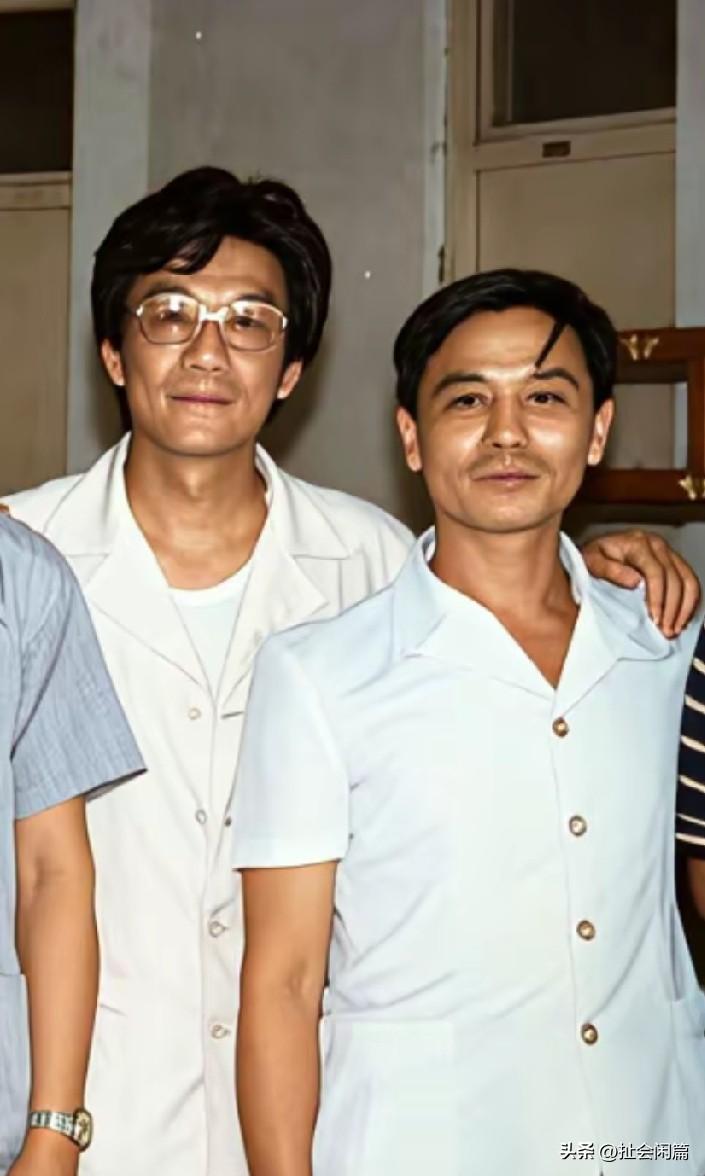 这张合影拍摄于1986年青岛，是侯耀文收徒仪式后的聚餐留念，侯耀文41岁，马志明
