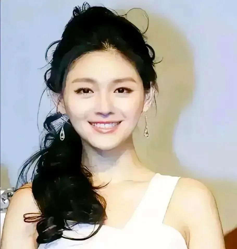 在那场舆论的风暴眼中，大S曾试图以智者的姿态，编织一张错综复杂的网，意图借由公众