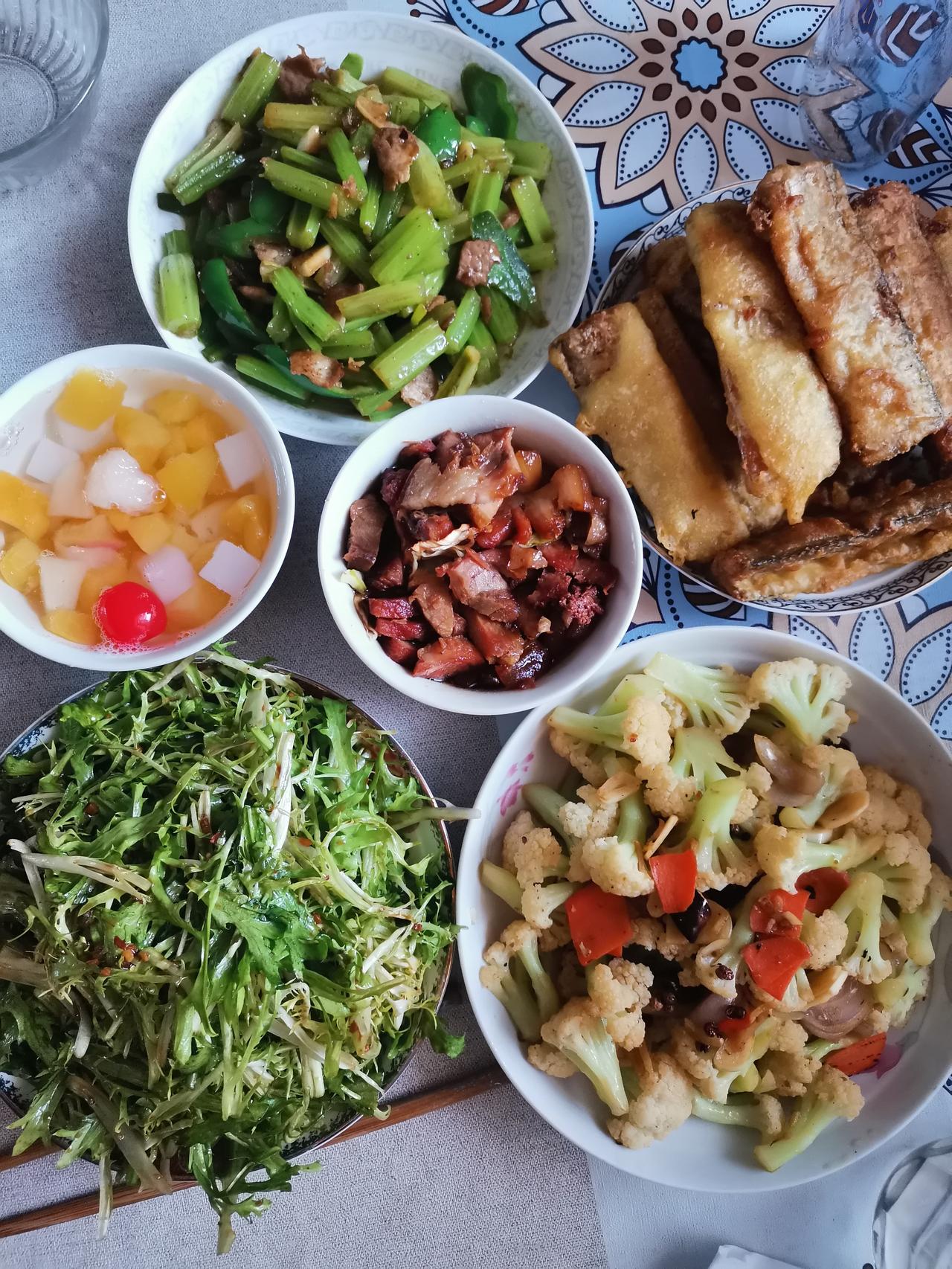 我认为不是当天做的，都叫预制菜，无论是成品或是半成品。餐厅里上了菜单的就不应该有