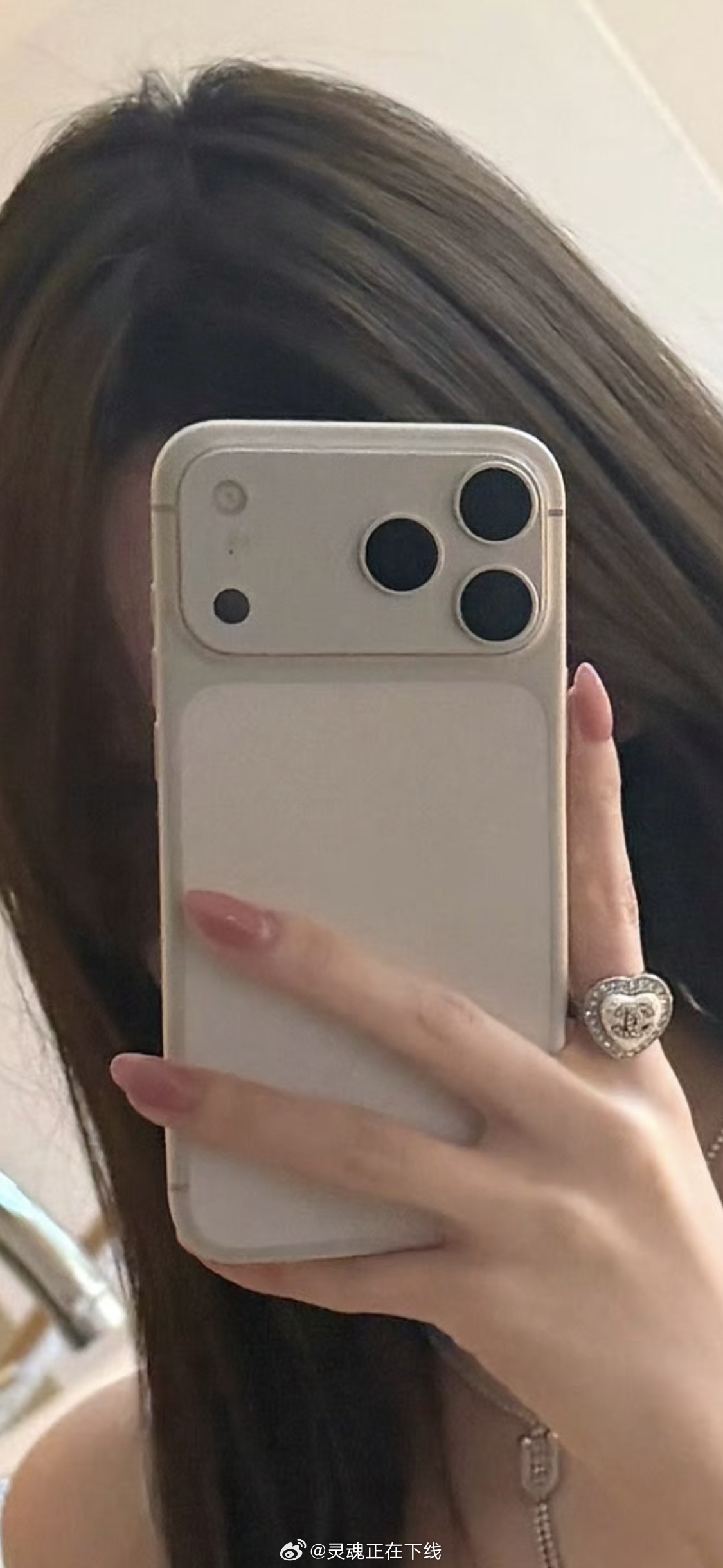 银色iPhone 17 Pro Max还挺好看的！ 