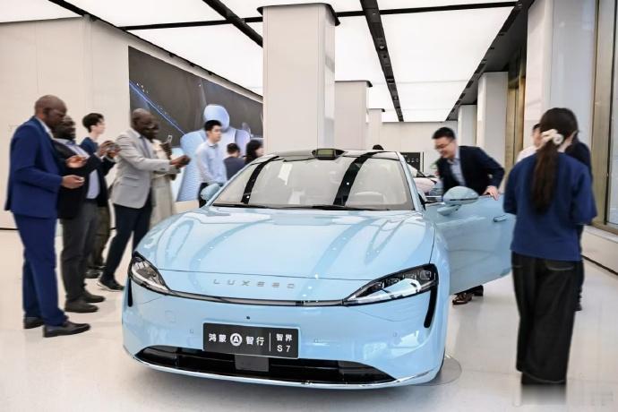 #智界新S7开启预售门店火爆# 不懂车，这个紫色的看着好看哎。#余承东称智界新S