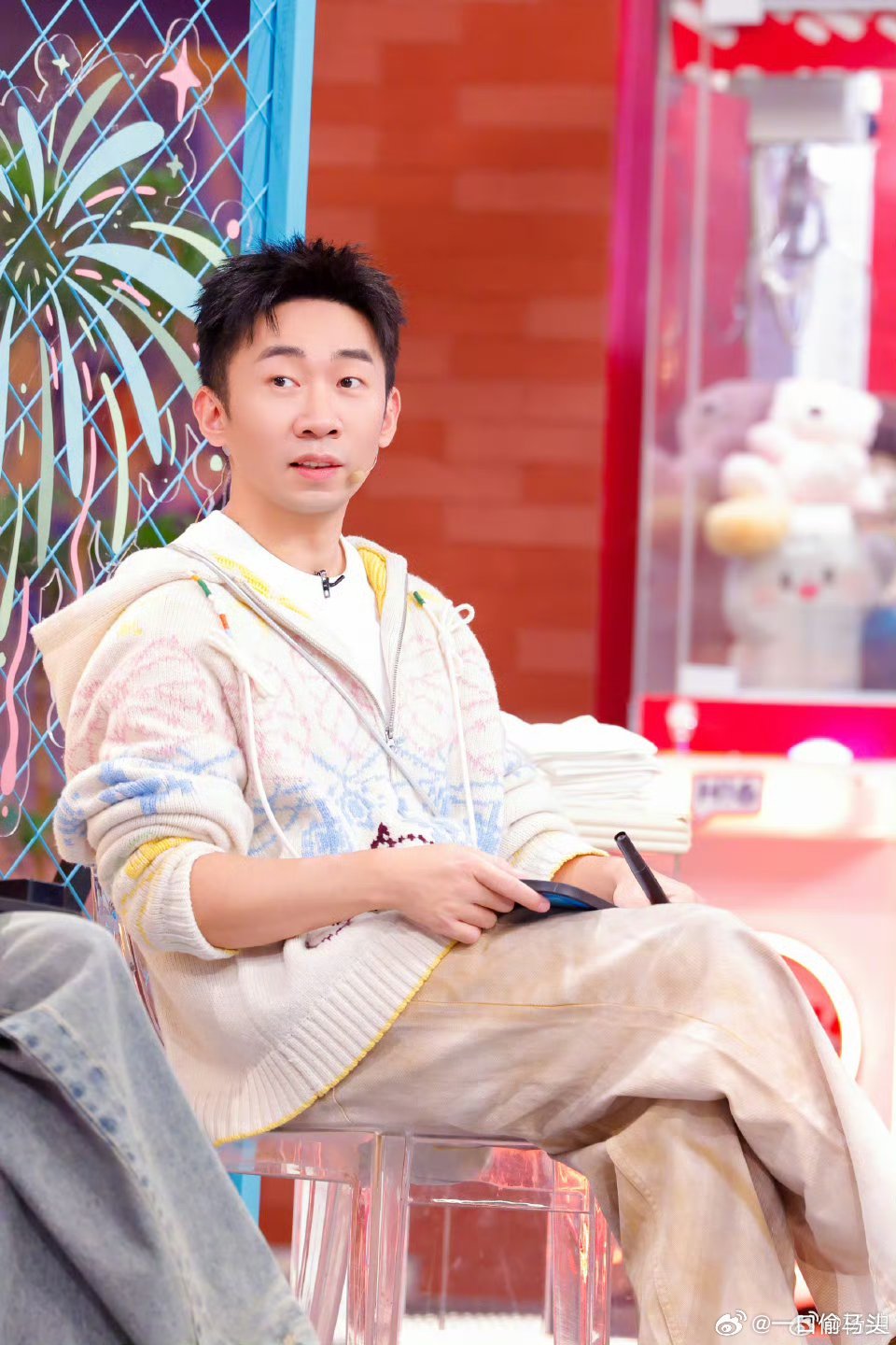 杨迪一脚误伤徐志胜徐志胜戏精天花板！被房卡砸中眉心，转头就跟王皓卖惨，甩锅杨迪还