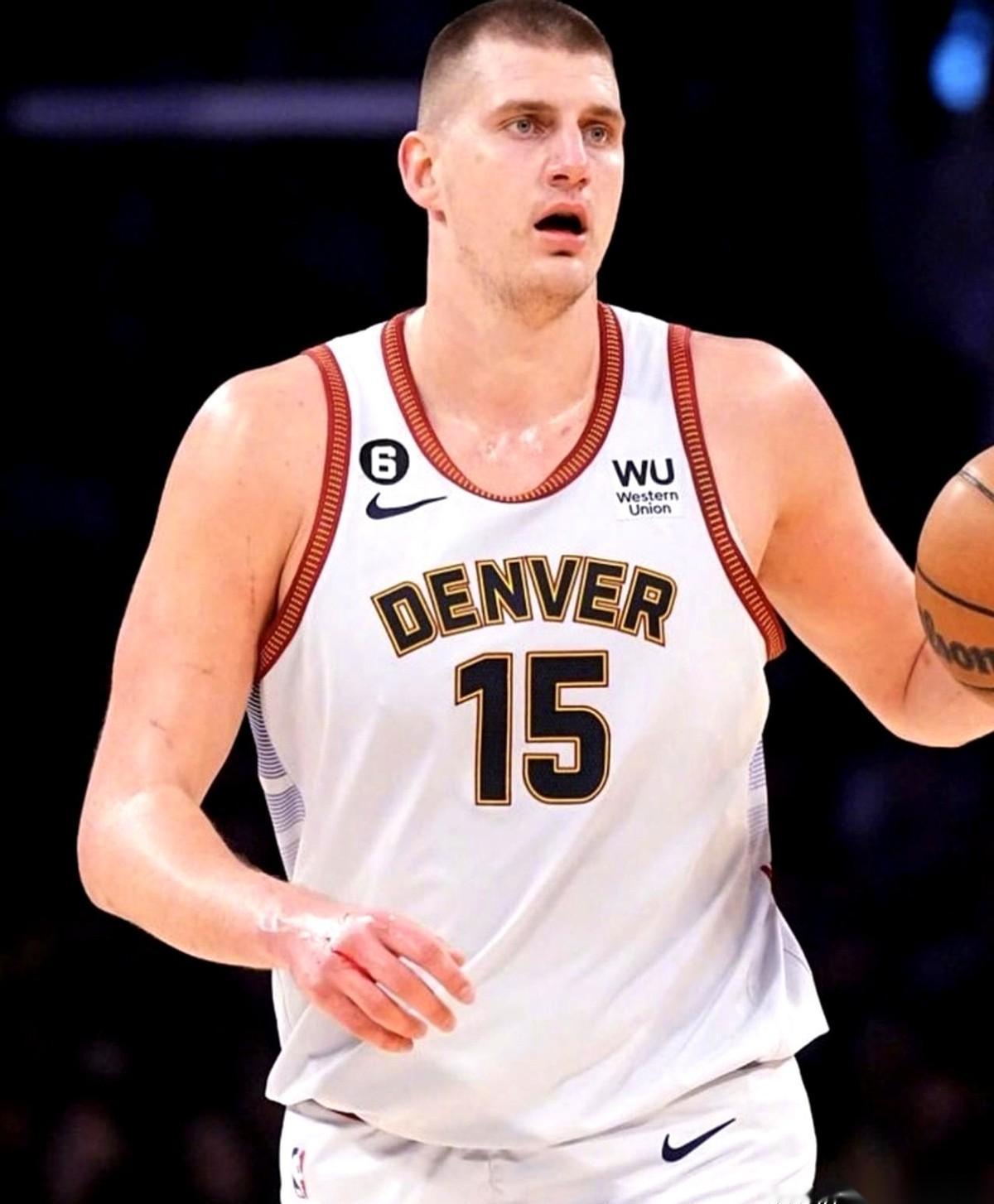 NBA季后赛一出局，有些更衣室里，最先响起来的不是安慰，而是计算器的声音。
一个