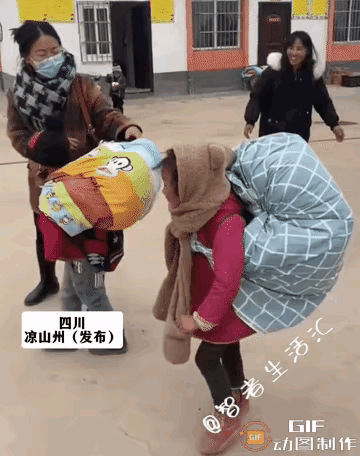 “真的看哭了”！

四川，一所幼儿园里，由于一些家长外出务工，不能回家来园接孩子