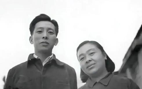 1937年，33岁女作家丁玲爱上20岁的下属陈明。陈明嫌她太老，情急之下娶了一个