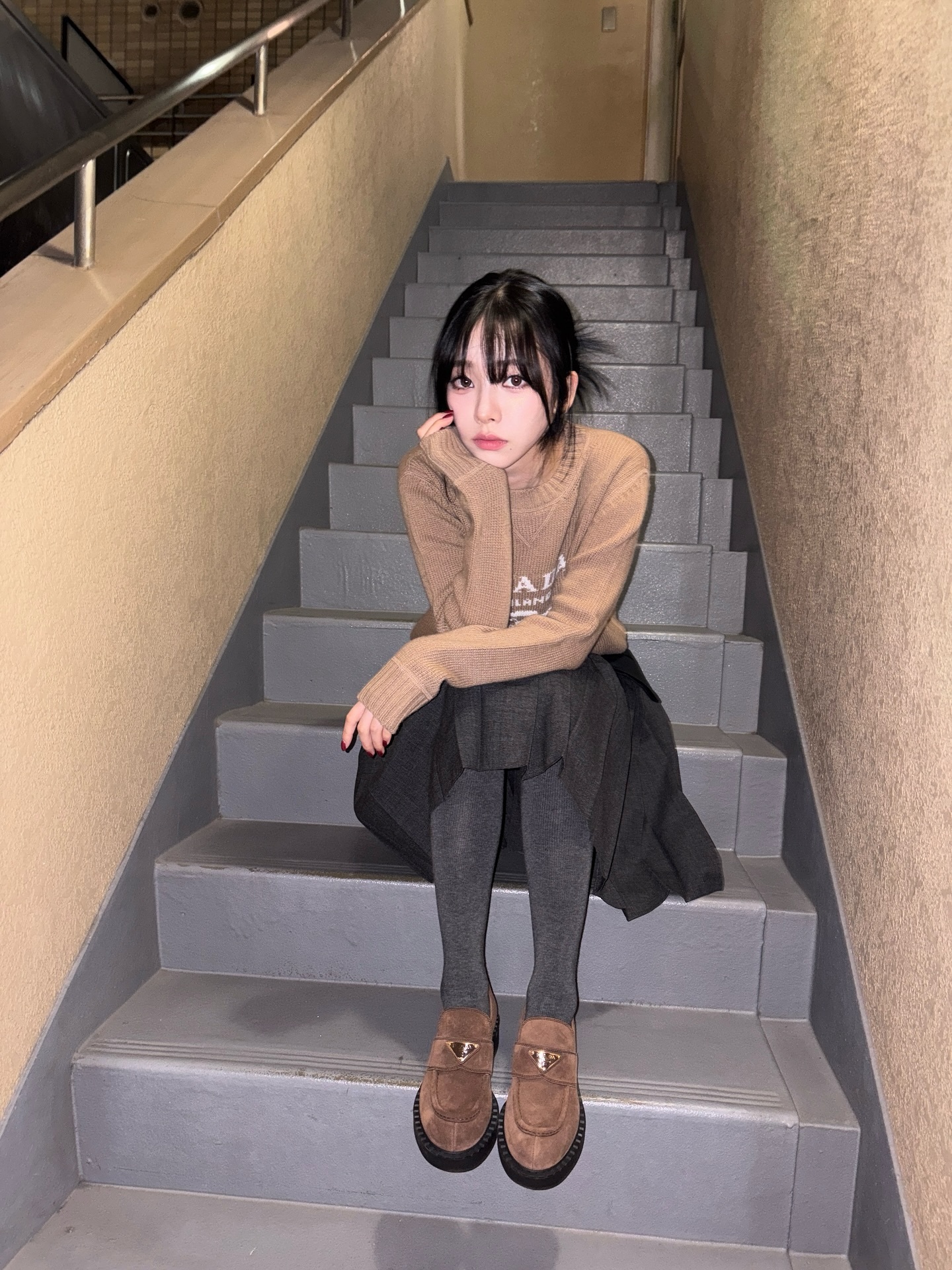 Karina x Prada 品牌代言人一组新推广，棕色针织毛衣搭配黑色半身裙，