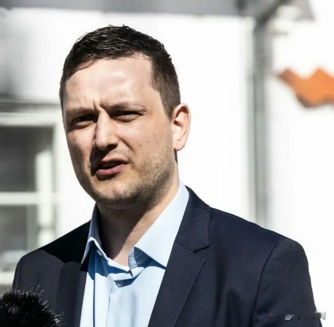 格陵兰总理延斯-弗雷德里克·尼尔森表示：

“既没有恐慌的理由，也没有担忧的必要