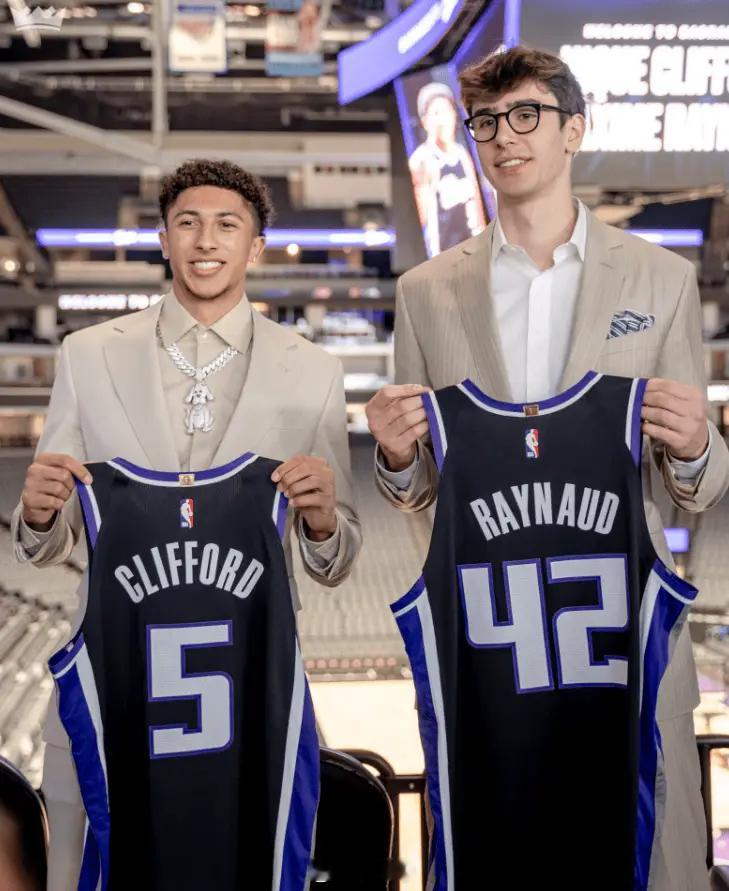 雷诺正经Hot nerd代表 真的很hot明天好好表现，最后别赢球就行咯。