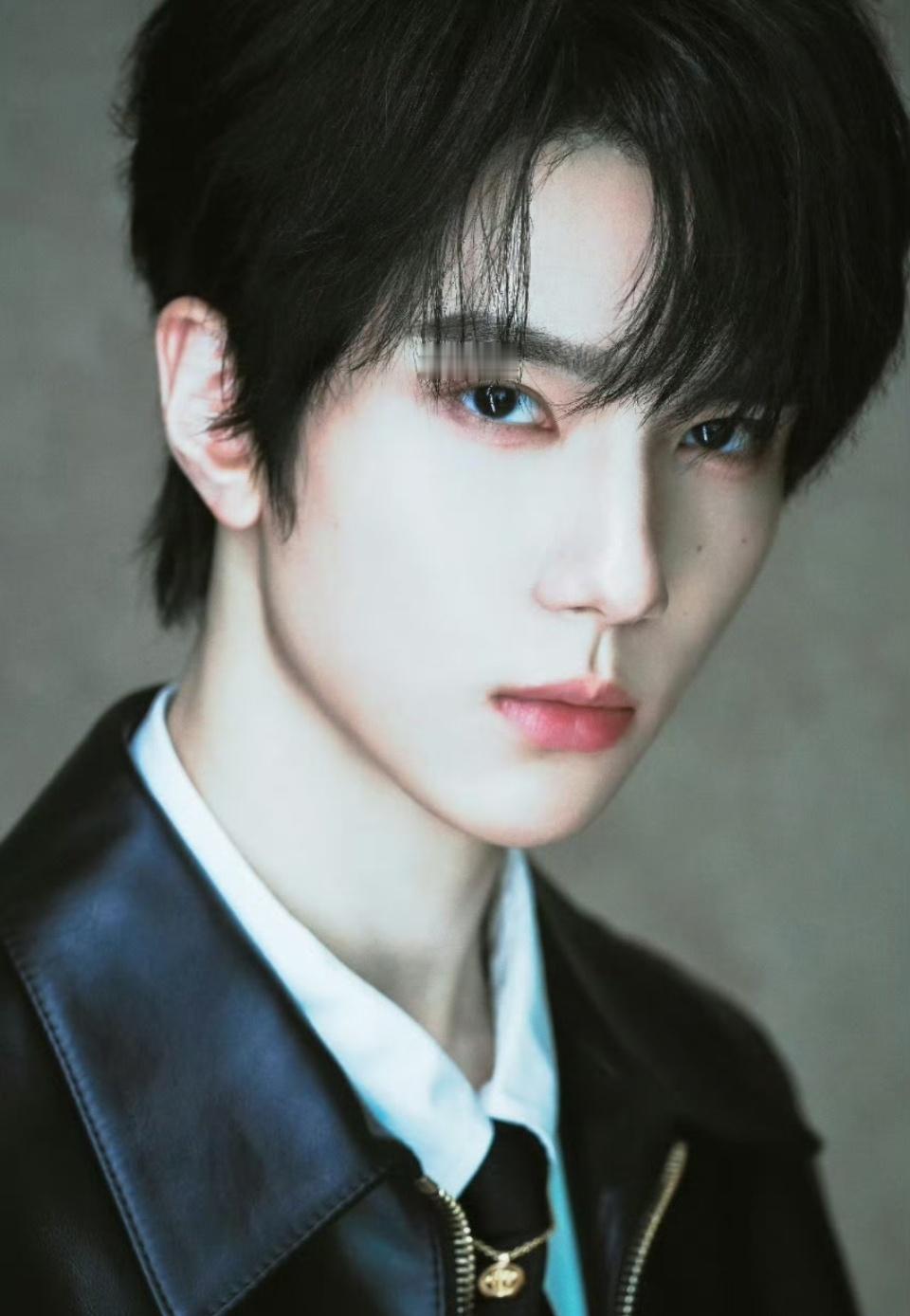 余承恩竟然超适配雅痞路线黑皮衣配白衬衫，眼神慵懒又带点锐利，把“坏男孩”的性感和