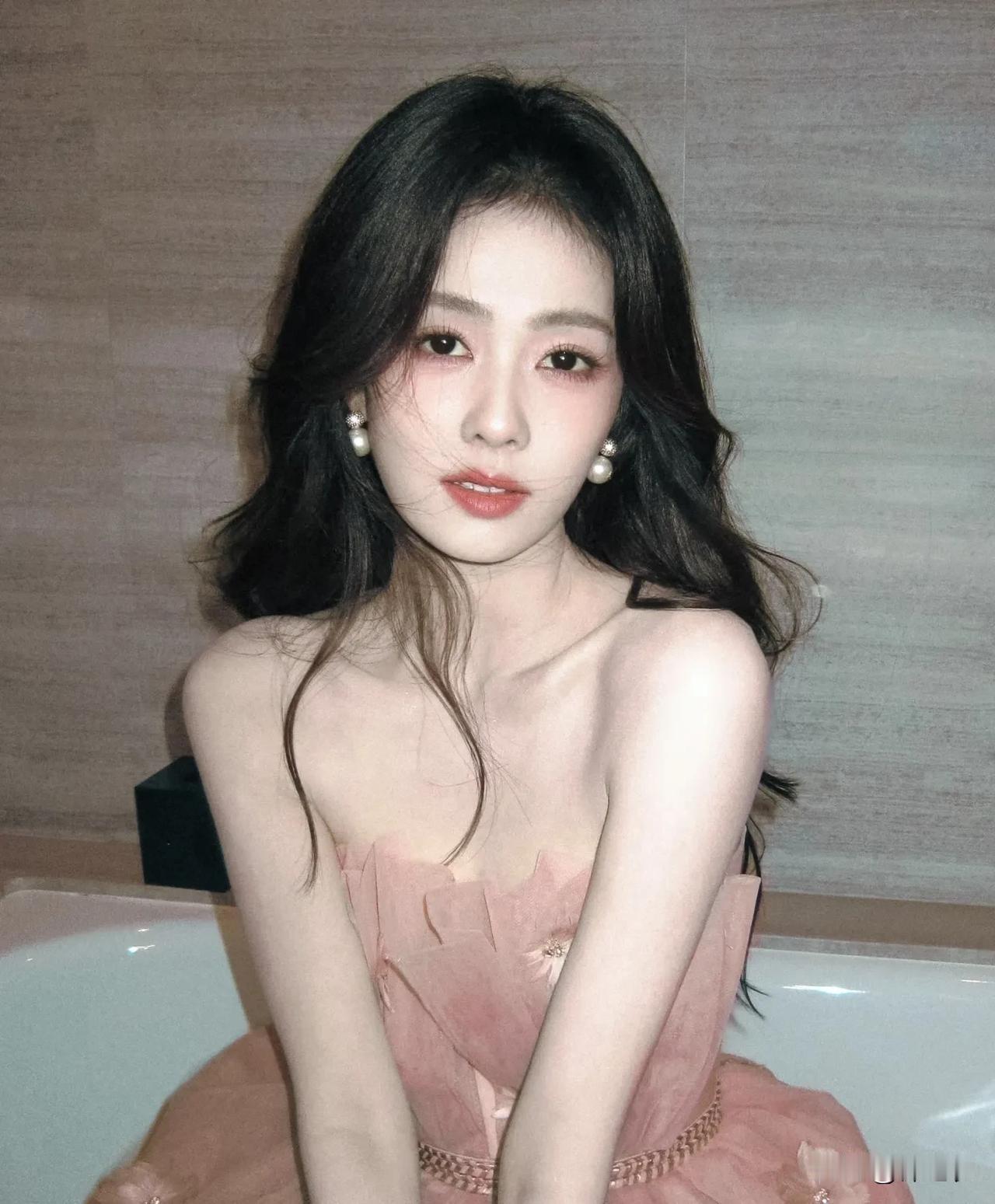 我不是白鹿的粉丝，但是她火是有理由的，因为她长得漂亮+有网感，营业认真有自己的小